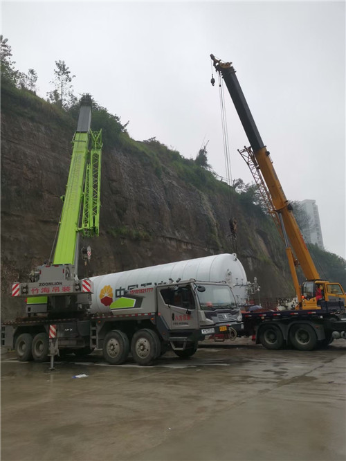 色达县“不怕风雨冻”—— 吊车的 “恶劣环境适应” 技术